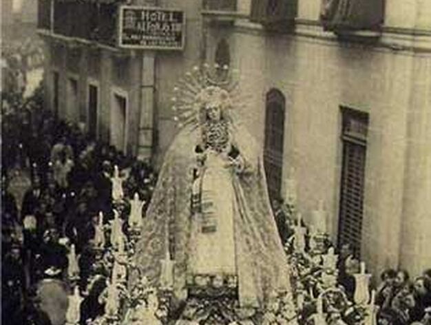 1928. La Virgen de la Presentaci&oacute;n del Calvario en el paso de Gloria de la Virgen del Rosario de la Macarena.