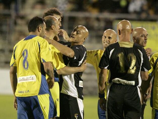 Los jugadores se saludan tras el partido. 

Foto: Jesus Marin