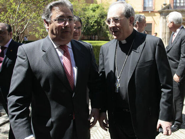 Zoido junto al arzobispo de Sevilla.

Foto: Juan Carlos Munoz