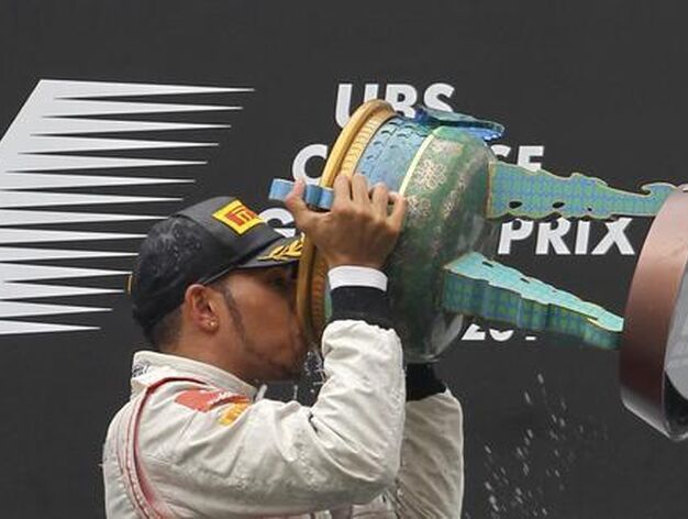 Hamilton bebe champ&aacute;n en la copa conseguida en el GP de China.

Foto: AFP/ Reuters/ EFE