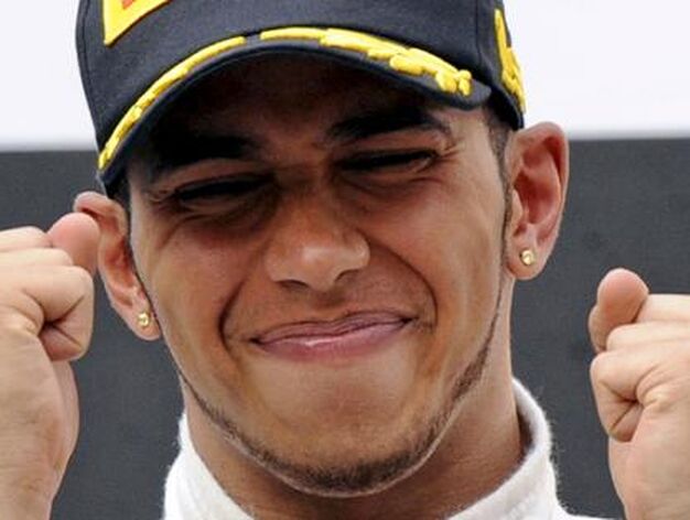 Hamilton emula con ambas manos el gesto triunfal de Vettel.

Foto: AFP/ Reuters/ EFE