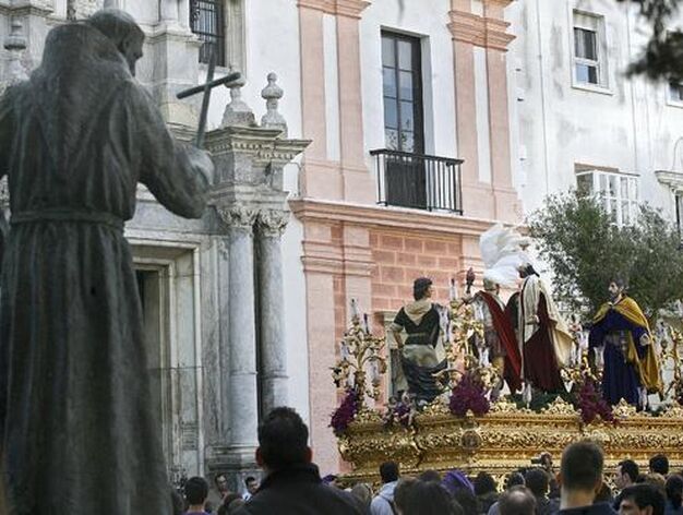La hermandad del Prendimiento inicia su recorrido procesional.

Foto: Joaquin Pino