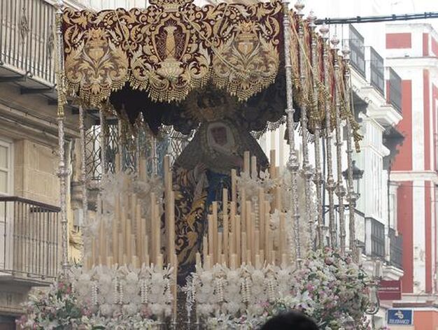 La Virgen de la Amargura, con su manto de estreno, durante la procesi&oacute;n./Fotos:Andr&eacute;s Mora

Foto: Andres Mora