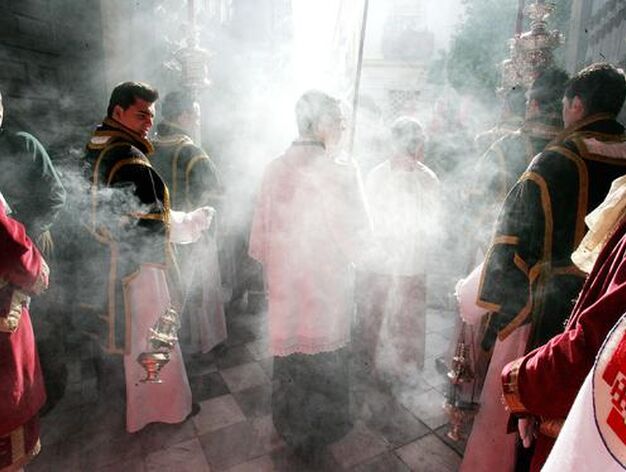 El cuerpo de ac&oacute;litos de La Cena llena de aromas a incienso los primeros metros del desfile procesional.

Foto: Pascual
