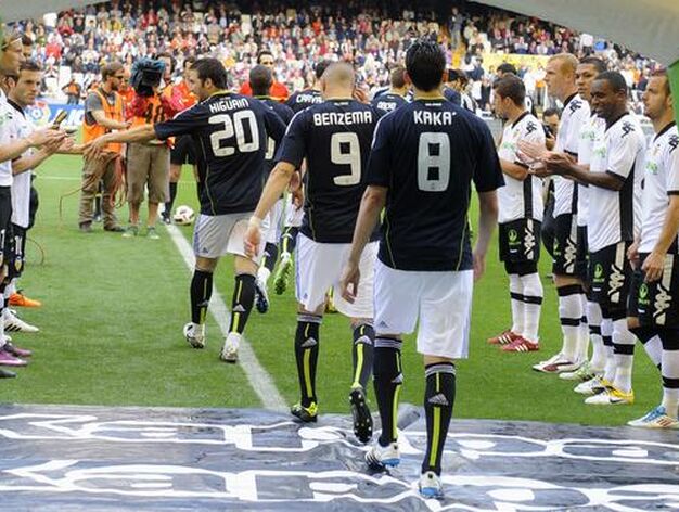 Los jugadores del Valencia hace el pasillo a los campeones de la Copa del Rey. / Reuters