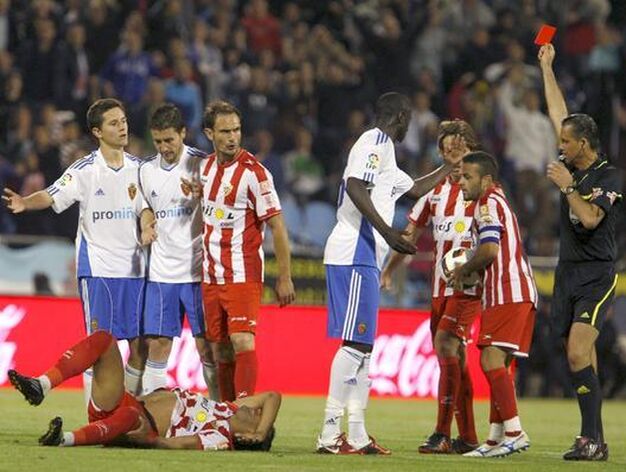 Los de Oltra, m&aacute;s colistas tras perder un crucial encuentro ante el Zaragoza.

Foto: Javier Cebollada/ EFE