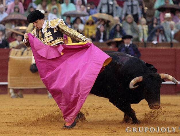 El Juli, en plena faena con el segundo toro de la ganader&iacute;a de Daniel Ruiz.

Foto: Juan Carlos Mu&ntilde;oz