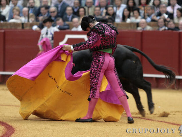 El torero Morante de la Puebla lidia el primer toro de la tarde.

Foto: Juan Carlos Mu&ntilde;oz