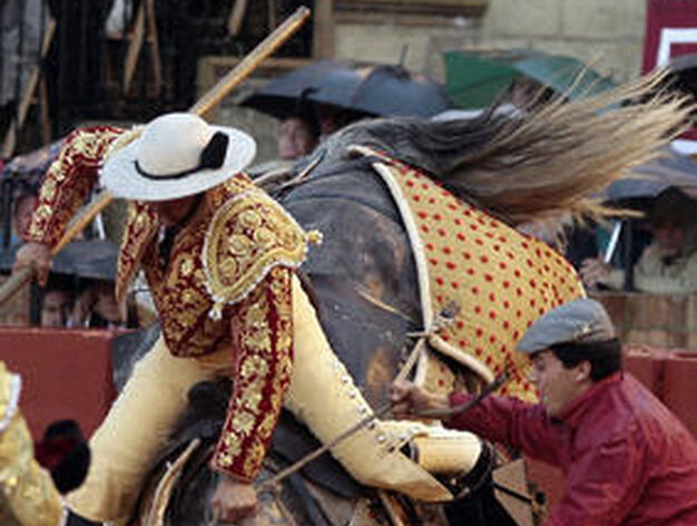 El toro embiste al caballo del picador.

Foto: Juan Carlos Mu&ntilde;oz