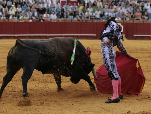 Iv&aacute;n Fandi&ntilde;o, muy firme ante su primer toro, el m&aacute;s peligroso del encierro.

Foto: Juan Carlos Mu&ntilde;oz