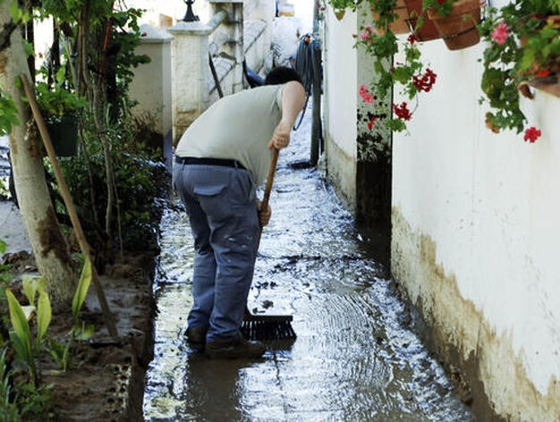 Una tromba de agua deja 55 litros en menos de una hora en algunas zonas del pueblo. Una veintena de viviendas se vieron afectadas./Fotos:Ram&oacute;n Aguilar

Foto: Ramon Aguilar