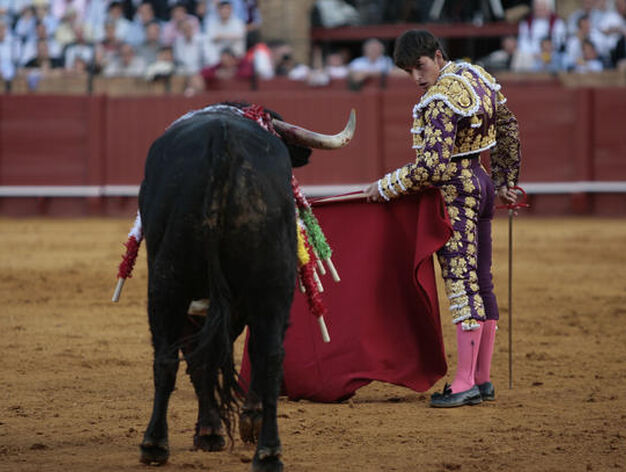 Alberto Aguilar ante su primer toro.

Foto: Juan Carlos Mu&ntilde;oz