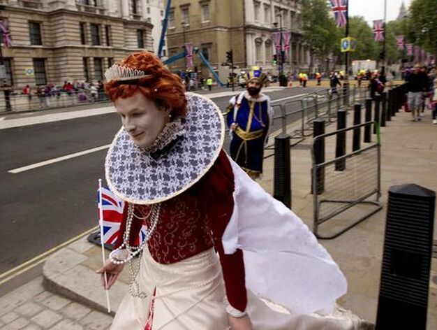 Un hombre disfrazado de la Reina Isabel I.

Foto: Reuters