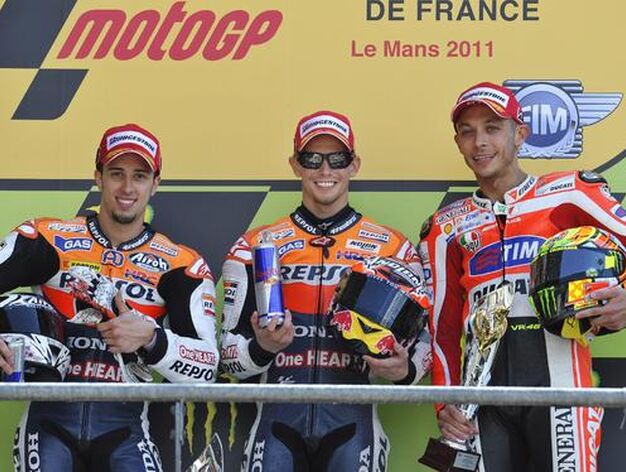 Dovizioso, Stoner y Rossi, en el podio de MotoGP.

Foto: EFE