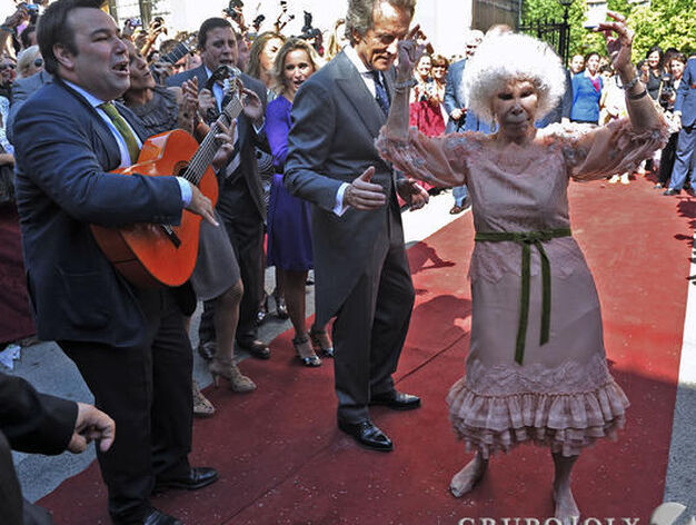 Cayetana bailando sevillanas con su marido atr&aacute;s.

Foto: Juan Carlos V&aacute;zquez