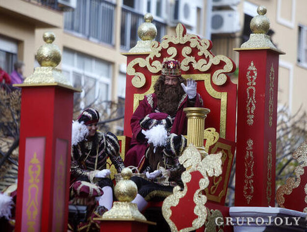 El rey Gaspar saluda desde su carroza. 

Foto: Jesus Marin