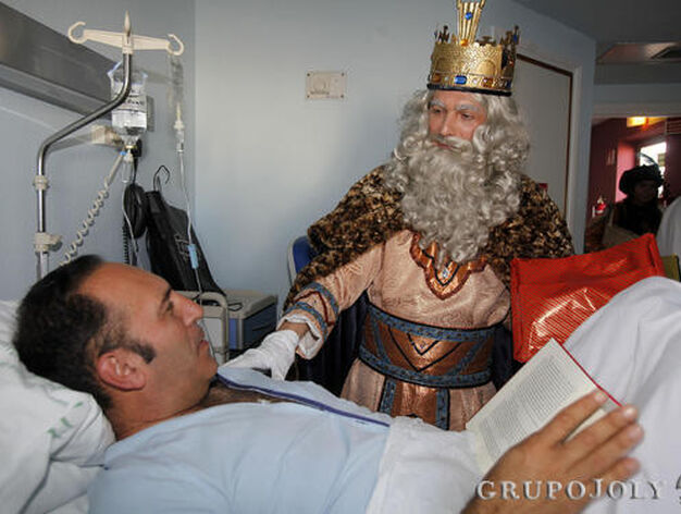 Los Reyes vivieron un ajetreado d&iacute;a visitando el Ayuntamiento y el Hospital Puerta del Mar. 

Foto: Jesus Marin