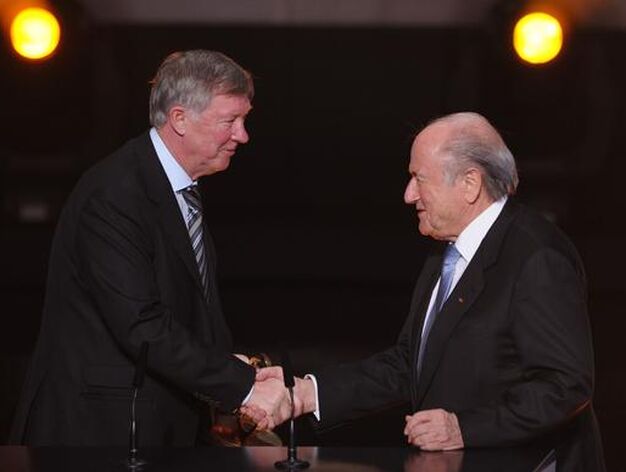 Alex Ferguson, con Joseph Blatter. / AFP