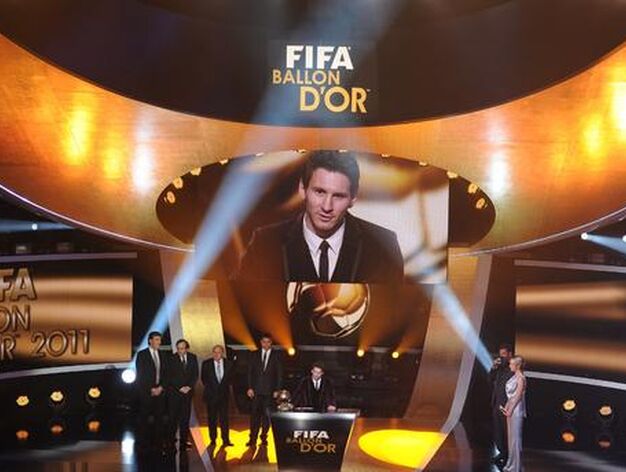 Lionel Messi logra su tercer Bal&oacute;n de Oro con 24 a&ntilde;os. / AFP