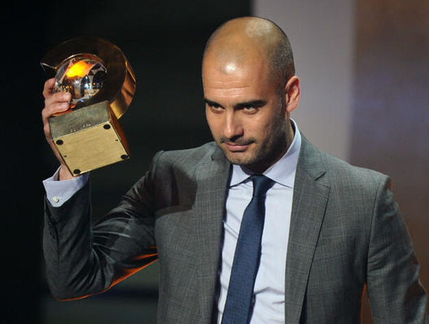 Pep Guardiola recoge el premio al mejor entrenador de la temporada. / AFP