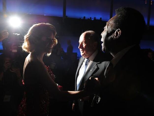 Shakira llega a la gala acompa&ntilde;ada del presidente de la FIFA Joseph Blatter. / AFP