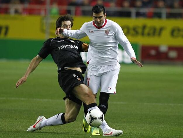 Reyes sufre una entrada de Albelda. / Antonio Pizarro
