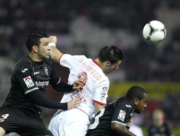 El Sevilla no puede remontar al Valencia en el S&aacute;nchez Pizju&aacute;n y queda eliminado de la Copa del Rey (2-1). / Antonio Pizarro