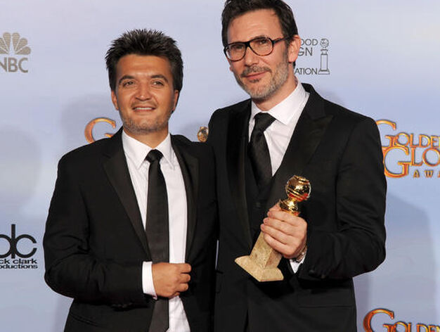 El productor Thomas Langmann y el director Michel Hazanavicius, Globo de Oro a mejor comedia o musical por 'The Artist'. / Reuters