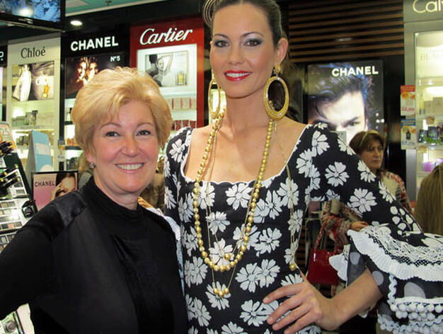 La dise&ntilde;adora Luchi Cabrera, con la modelo Mercedes Mu&ntilde;oz, de Doble Erre, que luce uno de los trajes de flamenca de la dise&ntilde;adora.

Foto: Victoria Ram&iacute;rez
