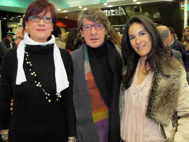 Los dise&ntilde;adores Carmen del Marco y Daniel Carrasco, con la maquilladora Marta Vera (MakeUp).

Foto: Victoria Ram&iacute;rez