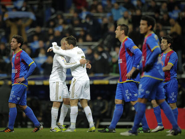 El Real Madrid remonta al Levante en el Santiago Bernab&eacute;u (4-2). / EFE
