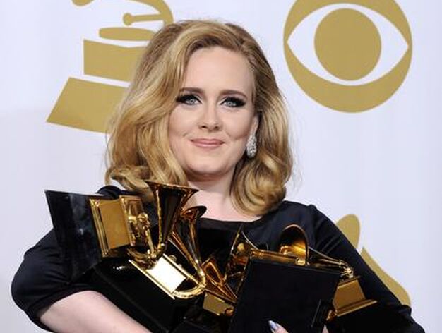 La cantante brit&aacute;nica Adele posa en la sala de prensa tras convertirse en la gran triunfadora de la 54 edici&oacute;n de Grammy. / EFE