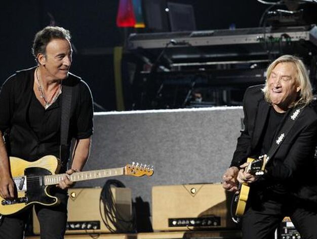 Bruce Springsteen y Joe Walsh, durante la actuaci&oacute;n de Paul McCartney. / Reuters
