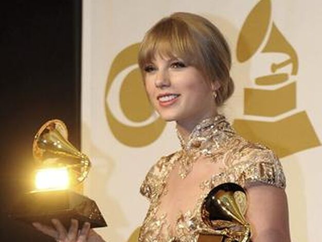 La cantante estadounidense Taylor Swift posa con dos galardones por su tema 'Mean', premiado como mejor canci&oacute;n country y mejor actuaci&oacute;n country en solitario. / EFE