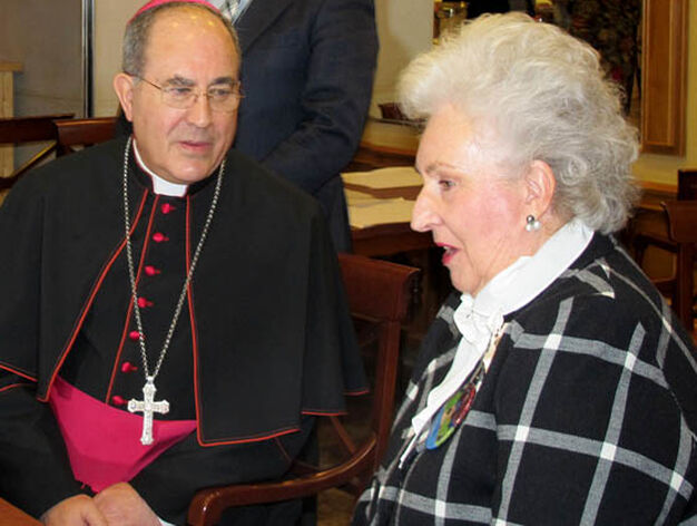 El arzobispo de Sevilla, Juan Jos&eacute; Asenjo conversa con la infanta do&ntilde;a Pilar de Borb&oacute;n.

Foto: Victoria Ram&iacute;rez