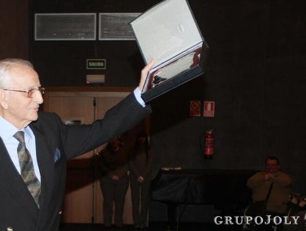 Juan V&aacute;zquez levanta la placa con la que se le galardon&oacute;

Foto: Paco Guerrero