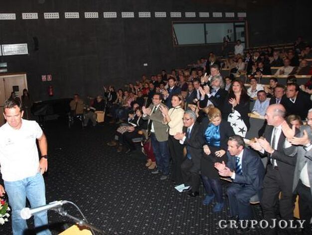 Rafa Trujillo recibe el aplauso de los asistentes

Foto: Paco Guerrero