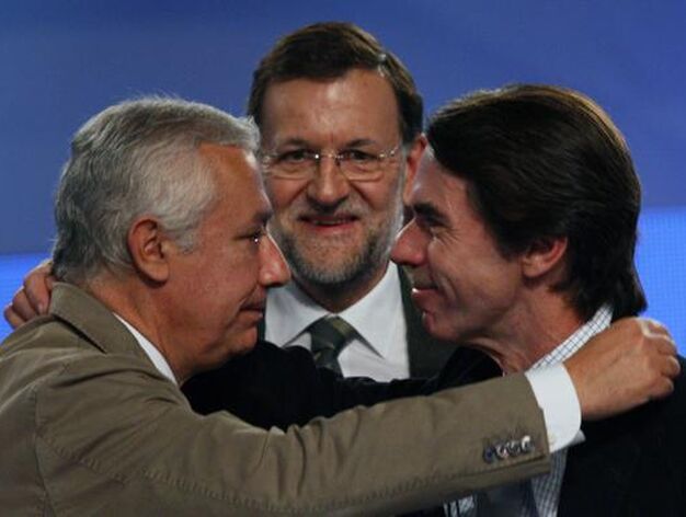 Arenas, Rajoy y Aznar se miran sonrientes. 

Foto: Antonio Pizarro