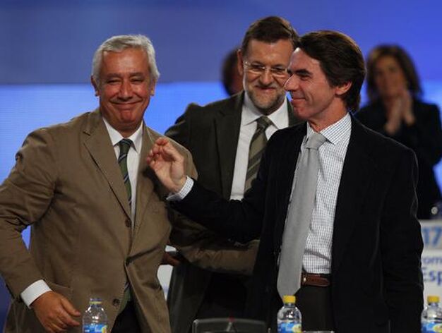 Arenas, Rajoy y Aznar sonrientes. 

Foto: Antonio Pizarro
