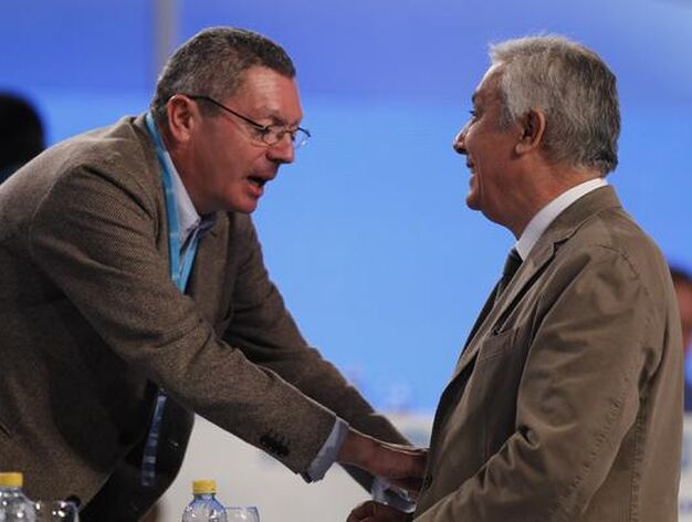 Gallard&oacute;n y Arenas conversan durante el Congreso Nacional del PP. 

Foto: Antonio Pizarro