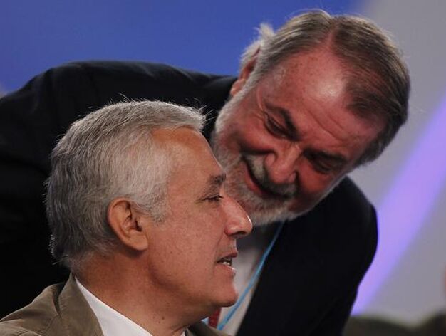 Mayor Oreja y Arenas conversan. 

Foto: Antonio Pizarro