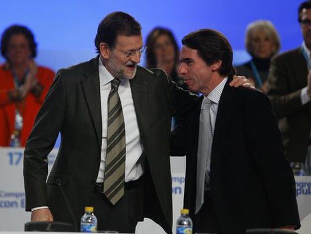 Rajoy y Aznar se abrazan. 

Foto: Antonio Pizarro