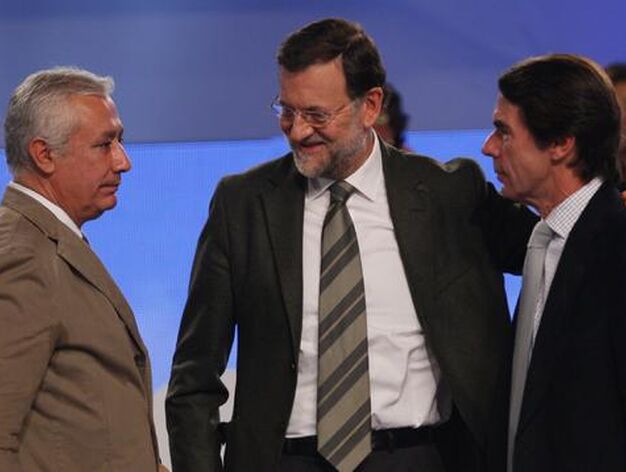 Arenas, Rajoy y Aznar sonrientes. 

Foto: Antonio Pizarro