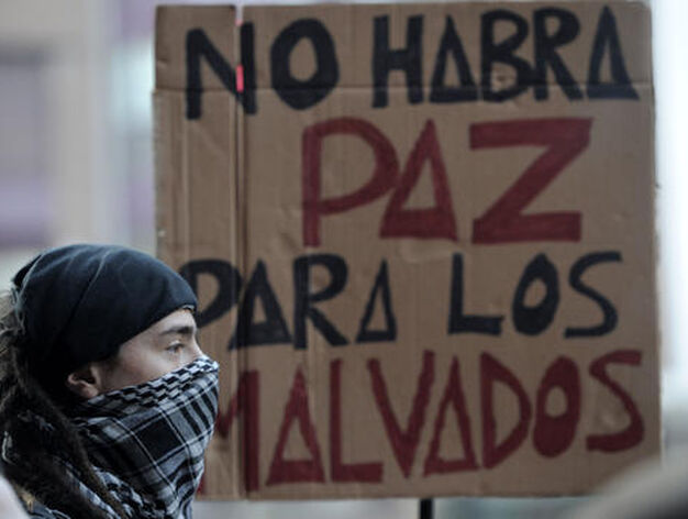 Un joven delante de una pancarta en la movilizaci&oacute;n de Valencia.

Foto: efe/afp/reuters
