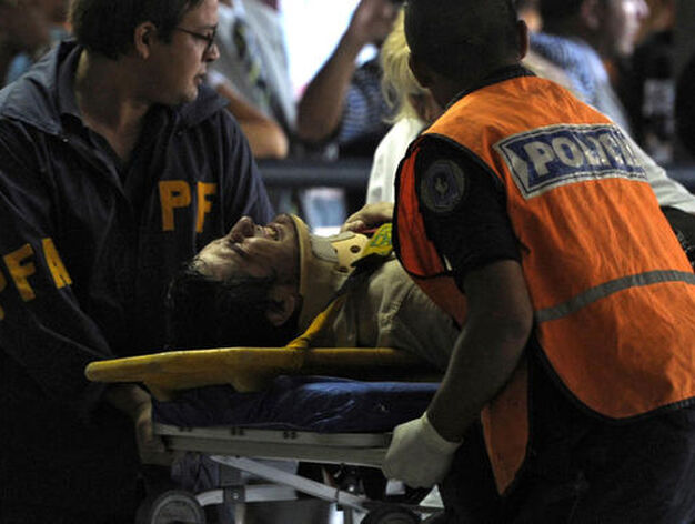 Los servicios m&eacute;dicos y la Polic&iacute;a trasladan a un herido.

Foto: AFP Photo/ Reuters