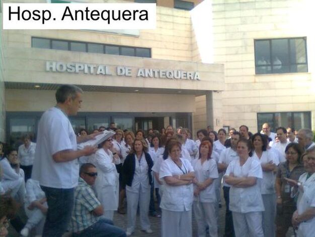 Concentraci&oacute;n de los empleados sanitarios en el hospital de Antequera