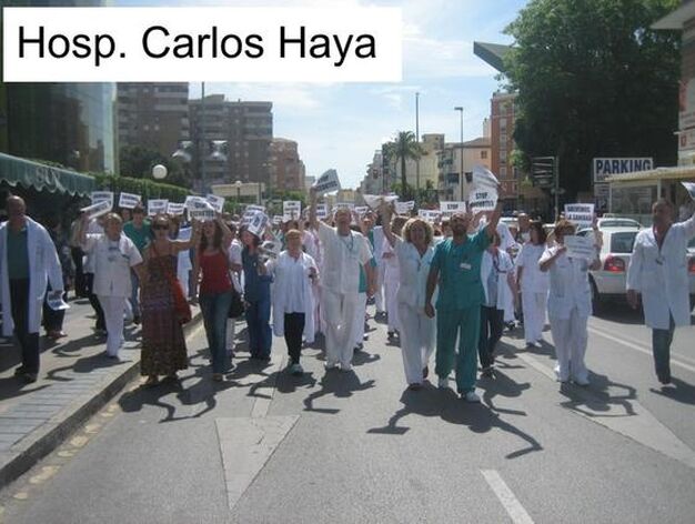 Los empleados sanitarios de Carlos Haya cortan el tr&aacute;fico