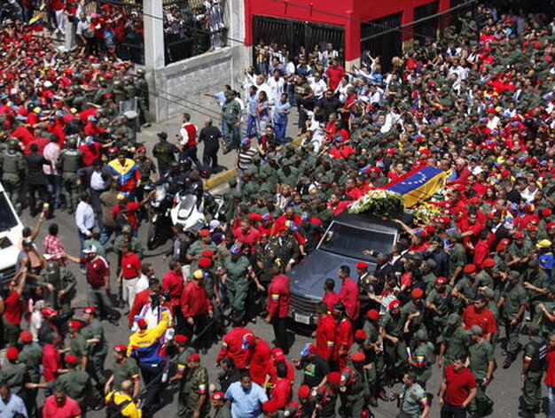 Multitudinario traslado del f&eacute;retro de Ch&aacute;vez por las calles de Caracas.

Foto: Efe