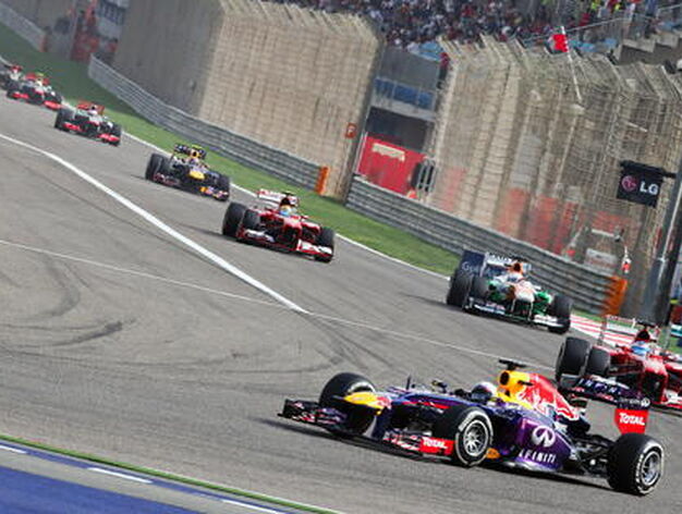 Vettel lidera la carrera con Alonso sigui&eacute;ndolo de cerca. / EFE