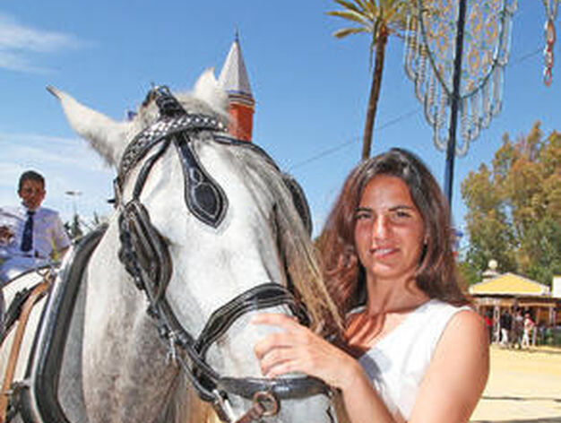 En el Real. La vicepresidenta ejecutiva de la federaci&oacute;n de aut&oacute;nomos, ayer junto al caballo de un enganche.

Foto: Vanesa Lobo